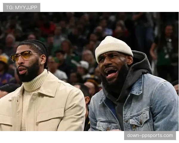 特写:詹姆斯与戴维斯场边激烈讨论最后一攻战术 特写:詹姆斯与戴维斯场边激烈讨论最后一攻战术